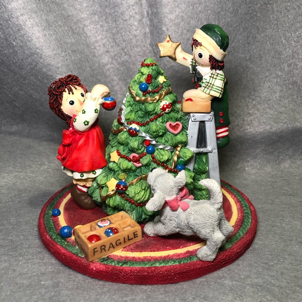 SIMON & SCHUSTER INC RAGGEDY ANN & ANDY GREET THE SEASON FIGURINE 1905/2500